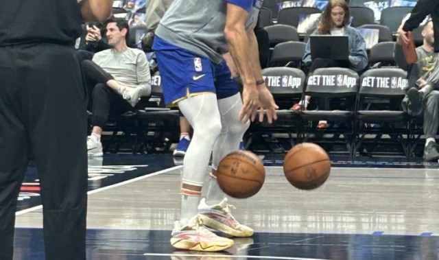 华体会体育APP-致敬！库里训练中上脚安踏欧文3代“中国新年”配色球鞋